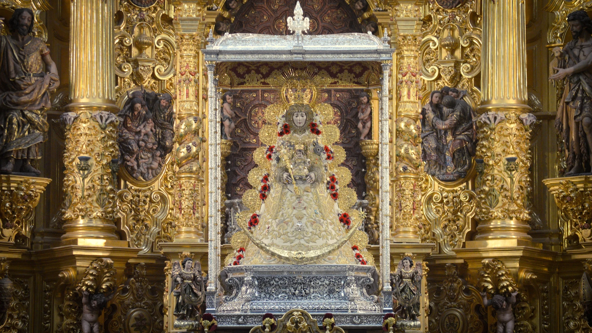 La virgen del Rocío en su ermita ya vestida de pastora. HERMANDAD MATRIZ DE ALMONTE (Foto de archivo)