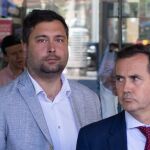 El empresario ruso Alexander Dimitrenko (izda.) sale de los juzgados de Barcelona tras declarar por el "caso Voloh"