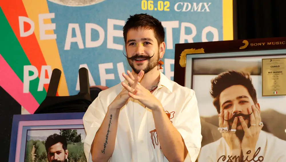 El cantante colombiano, Camilo, posa durante una conferencia de prensa en Ciudad de México
