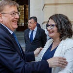 El presidente de la Generalitat valenciana, Ximo Puig, junto a Mónica Oltra