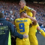 Yaremchuk y Zinchenko celebran con rabia el segundo gol de Ucrania ante Escocia en Hampden Park