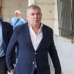 El actual presidente del Cádiz CF, Manuel Vizcaíno, entra en la Audiencia Provincial al principio del juicio