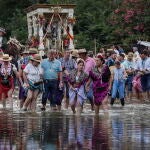 Romeros de diferentes hermandades pasan por el Vado del Quema, situado en el cruce del río Guardiamar