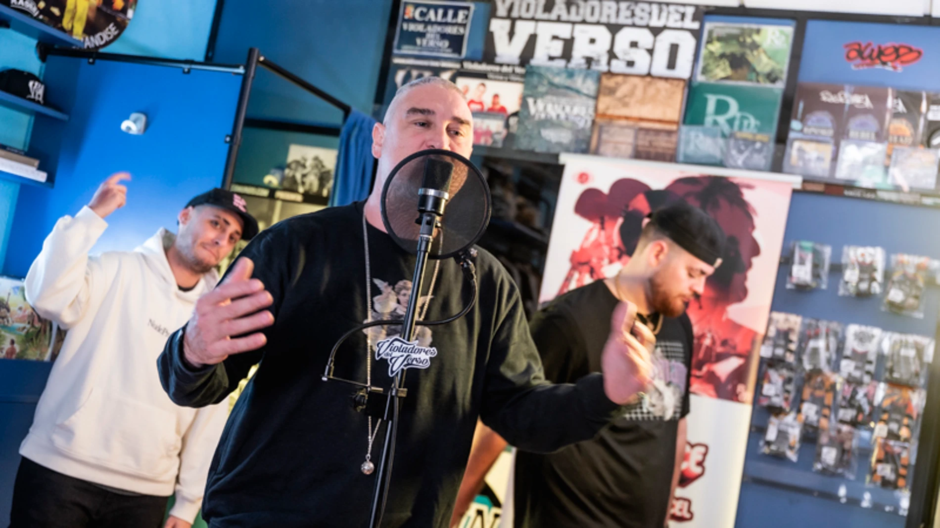 (De izquierda a derecha) Blon, Kase O y Mnak en el cypher de ZETA Gaming