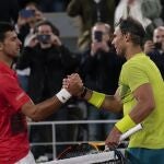 Novak Djokovic y Rafa Nadal se saludan después del partido de cuartos que jugaron en Roland Garros