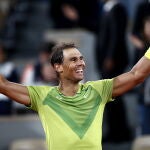 Nadal, en el centro de la Philippe Chatrier celebrando la victoria ante Novak Djokovic