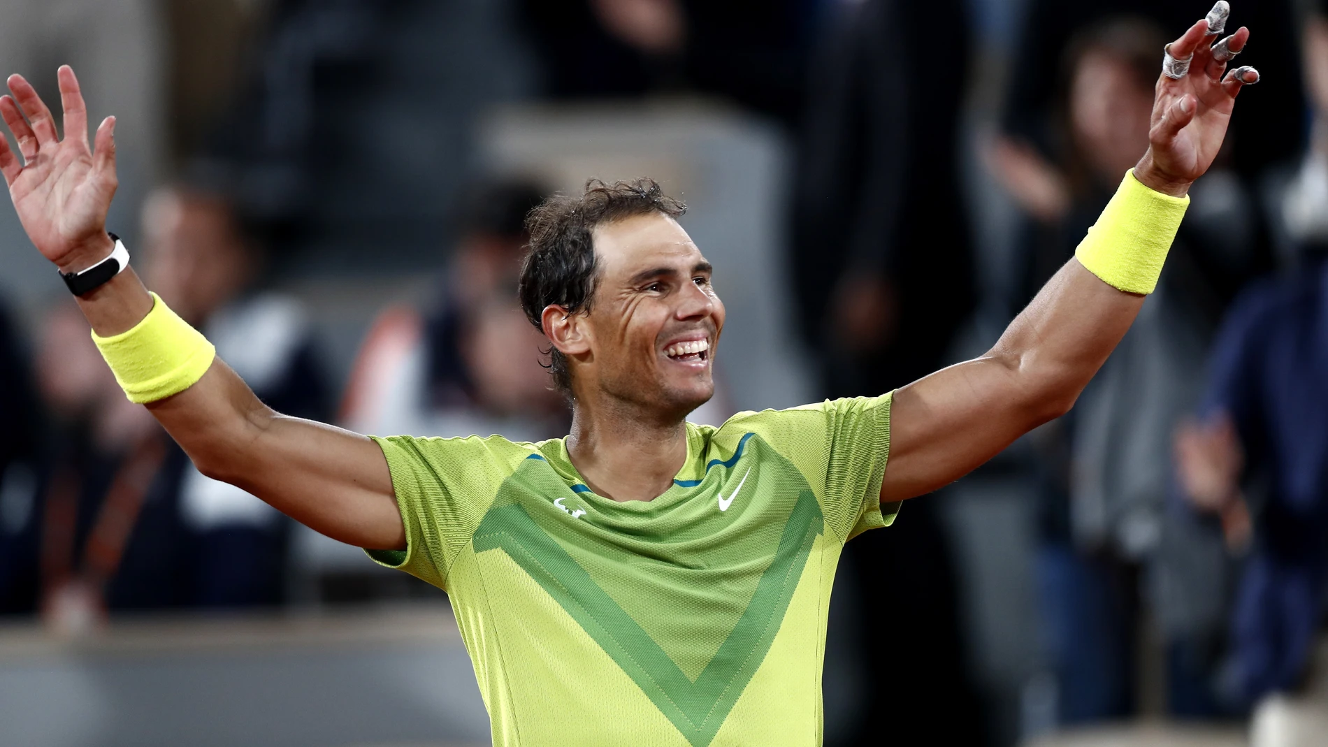 Nadal, en el centro de la Philippe Chatrier celebrando la victoria ante Novak Djokovic
