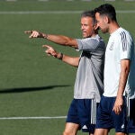 Luis Enrique da instrucciones a Busquets durante un entrenamiento