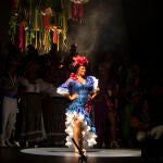 Los miembros del coro "Químbara" actúan durante el último pase de semifinales del Concurso de Agrupaciones Carnavalescas de Cádiz. EFE/Román Ríos