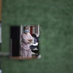Una mujer ataviada con mascarilla permanece en cuarentena en Shangái, China. La gran mayoría de los 25 millones de habitantes de la metrópolis oriental china regresó a sus calles el pasado 1 de junio, después de que las autoridades pusieran fin a más de dos meses de un estricto confinamiento impuesto para atajar su peor rebrote de covid