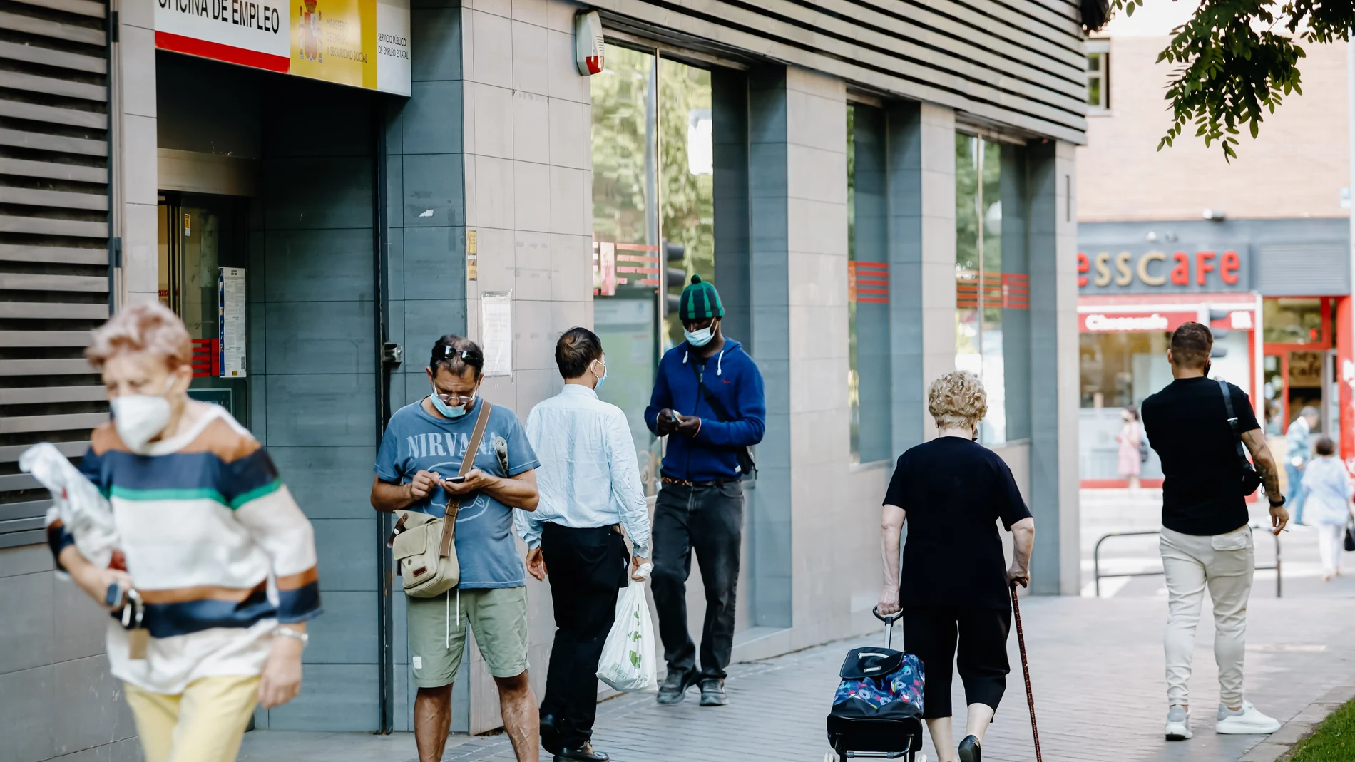 Varias personas pasan por delante de una oficina del Servicio Público de Empleo Estatal