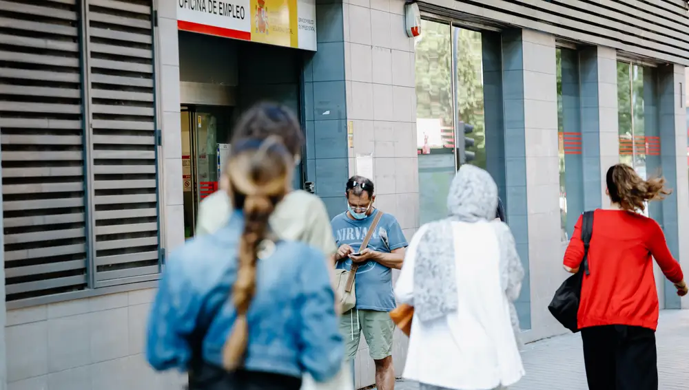 Varias personas pasan por delante de una oficina del Servicio Público de Empleo Estatal (Sepe), a 2 de junio de 2022, en Madrid (España).
