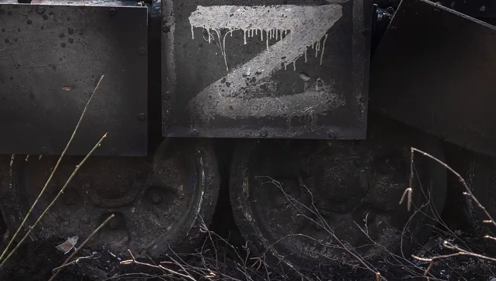 Un tanque ruso destruido en la que se ve la letra Z