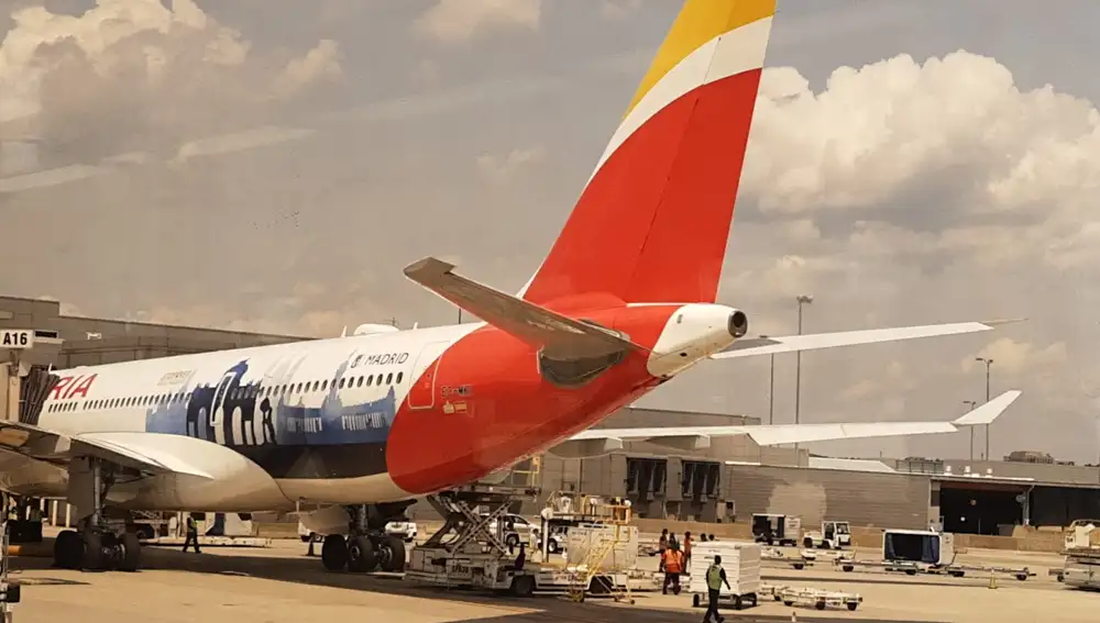 El avión de Iberia que inauguró la ruta entre Madrid y Washington, ayer, en el aeropuerto de Dulles