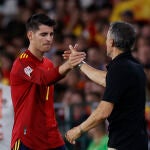 Álvaro Morata y Luis Enrique se saludan en el Benito Villamarín