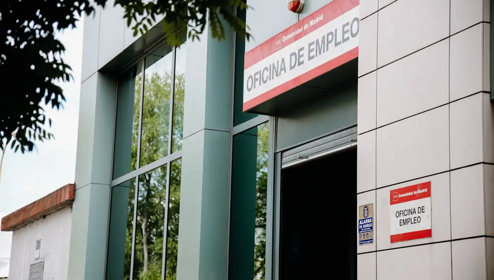 Entrada de una oficina del Servicio Público de Empleo Estatal (Sepe), a 2 de junio de 2022, en Madrid (España). El número de parados registrados en las oficinas de los servicios públicos de empleo se redujo en 99.512 desempleados en mayo (-3,3%), lo que situó el total de parados por debajo de los 3 millones por primera vez desde finales de 2008, cuando se inició la crisis financiera. Los contratos fijos se han cuadruplicado y suponen el 44,5% del total y es el sector servicios el que concentra la mayor parte de la reducción del desempleo. 02 JUNIO 2022;DESEMPLEO;EMPLEO;TRABAJO;INEM;OFICINA DE EMPLEO; Carlos Luján / Europa Press 02/06/2022