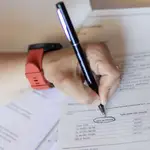 Una mujer señala el valor de mercado de una escritura de compraventa de una hipoteca