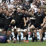 Los All Blacks interpretan la Haka antes de un partido contra Australia.