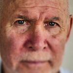 Retrato de Steve McCurry, el renombrado fotógrafo estadounidense