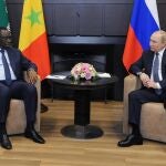 Macky Sall y Vladimir Putin conversan durante su encuentro en Sochi.