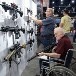 Gente inspeccionando rifles