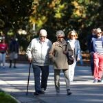 Pensionistas paseando por Madrid