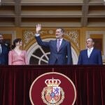-FOTODELDÍA- MADRID, 01/06/2022.- El rey Felipe VI (c), acompañado por la presidenta de la Comunidad de Madrid, Isabel Díaz Ayuso (i), y el presidente de la Unión de Criadores de Toros de Lidia (UCTL), Antonio Bañuelos (d), preside la corrida de la Beneficencia de la feria de San Isidro, este miércoles en la madrileña plaza de toros de Las Ventas. EFE/ Rodrigo Jiménez