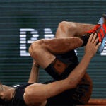 El alemán se torció el tobillo derecho en el final del segundo set y abandonó la Philippe Chatrier con muletas. Rafa luchará el domingo con el noruego Casper Ruud por su decimocuarto título en París.
