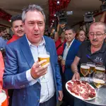 Juan Espadas se toma una cerveza durante su visita a la feria de La Rinconada (Sevilla), este viernes