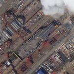 Imagen de satélite de la construcción del tercer portaaviones chino de tipo 003 que debía haber sido inaugurado ayer viernes