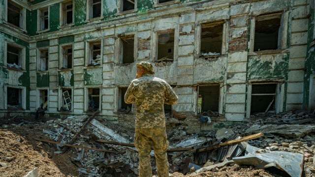 Imagen de un soldado ruso en un edificio destruido por las bombas en Donetsk