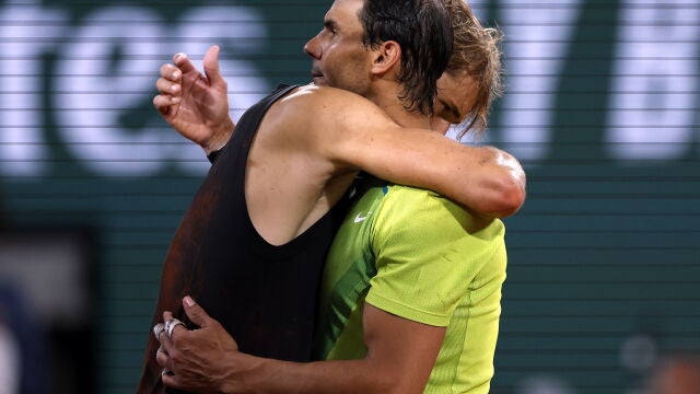 Zverev se abraza a Nadal después de tener que retirarse en las semifinales de Roland Garros por una lesión en el tobillo
