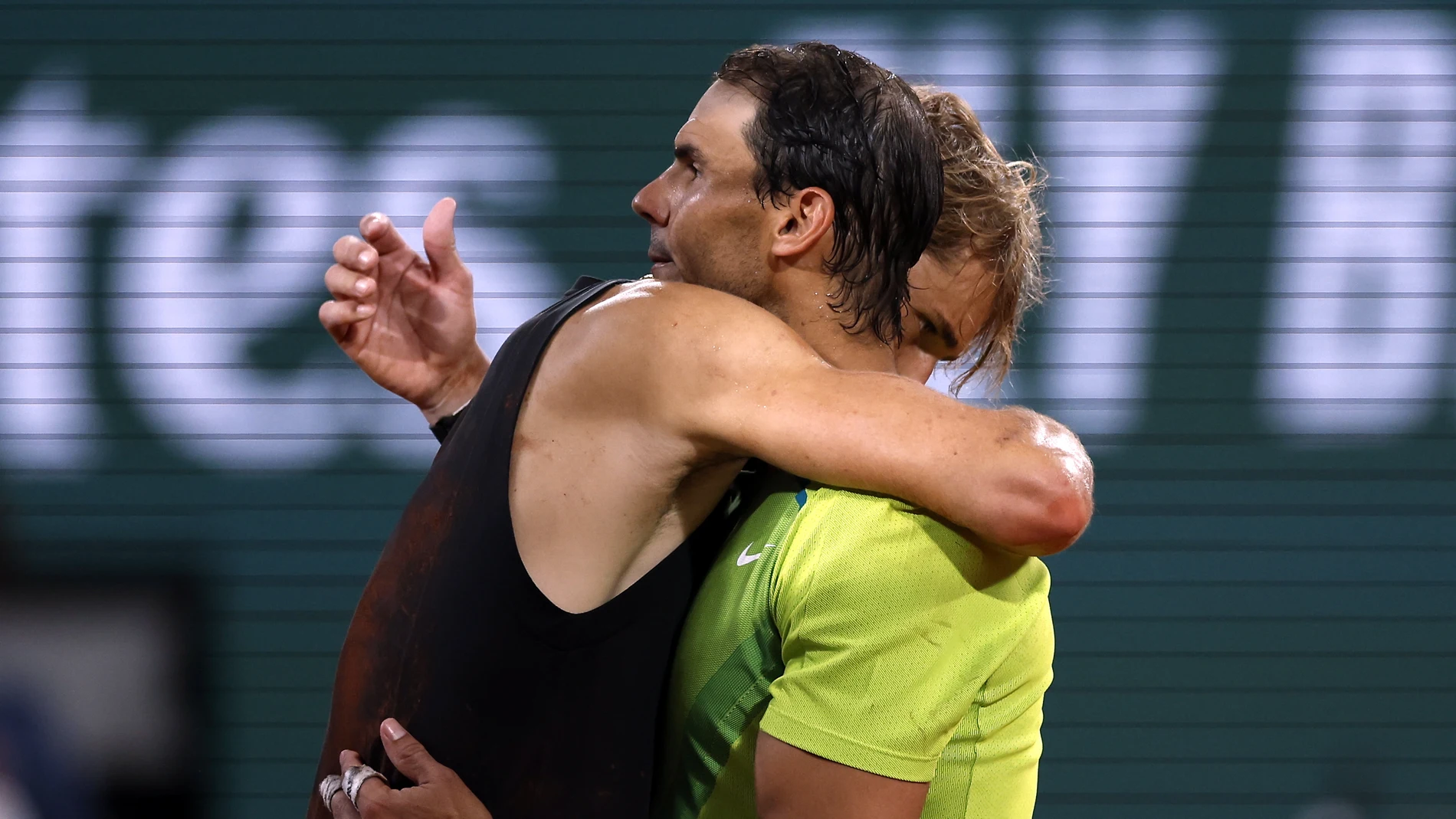 Zverev se abraza a Nadal después de tener que retirarse en las semifinales de Roland Garros por una lesión en el tobillo