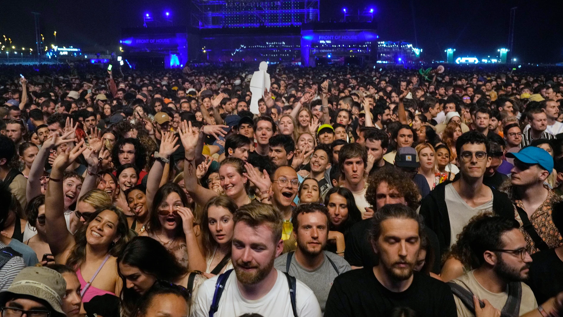 BARCELONA, 02/06/2022.- El público vibra durante el concierto del australiano Tame Impala en la primera jornada del festival Primavera Sound, hoy jueves en el Parc del Fòrum de Barcelona. EFE/Alejandro García
