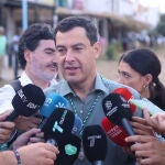 El presidente de la Junta de Andalucía, Juanma Moreno, en la aldea del Rocío