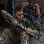 Miembros de seguridad limpian sus armas en Donetsk