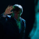 Carles Puigdemont saluda mientras asiste al segundo congreso de JxCat celebrado este sábado en Argelers, en el sur de Francia
