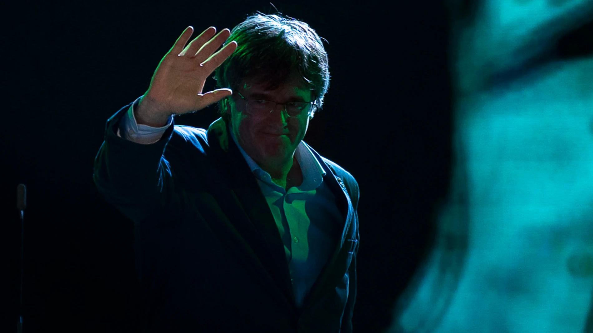 Carles Puigdemont saluda mientras asiste al segundo congreso de JxCat celebrado este sábado en Argelers, en el sur de Francia