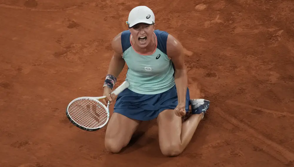 Swiatek, de rodillas tras conquistar su segundo Roland Garros