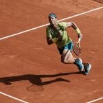 Nadal corre a por una bola en la final de Roland Garros 2022 ante Casper Ruud