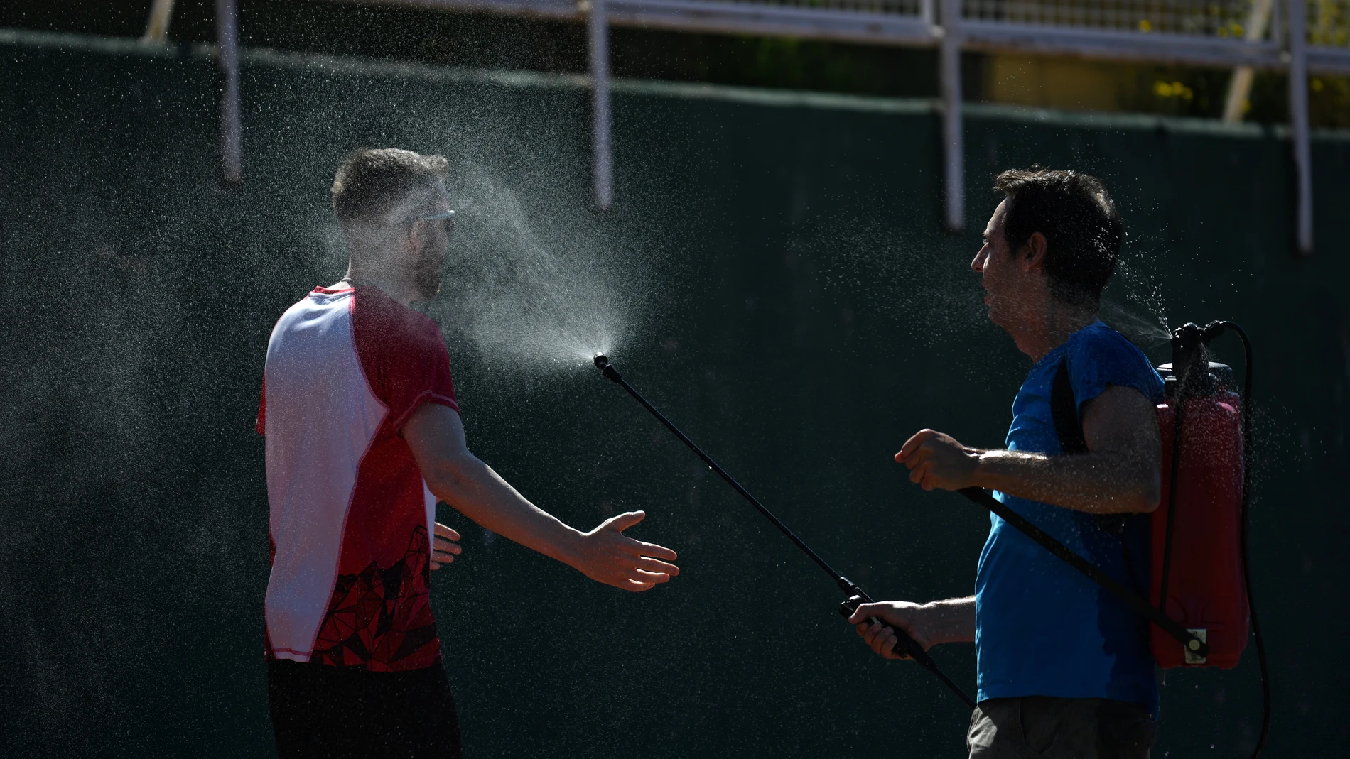 Los mejores tejidos y colores para enfrentarse a la ola de calor según los expertos