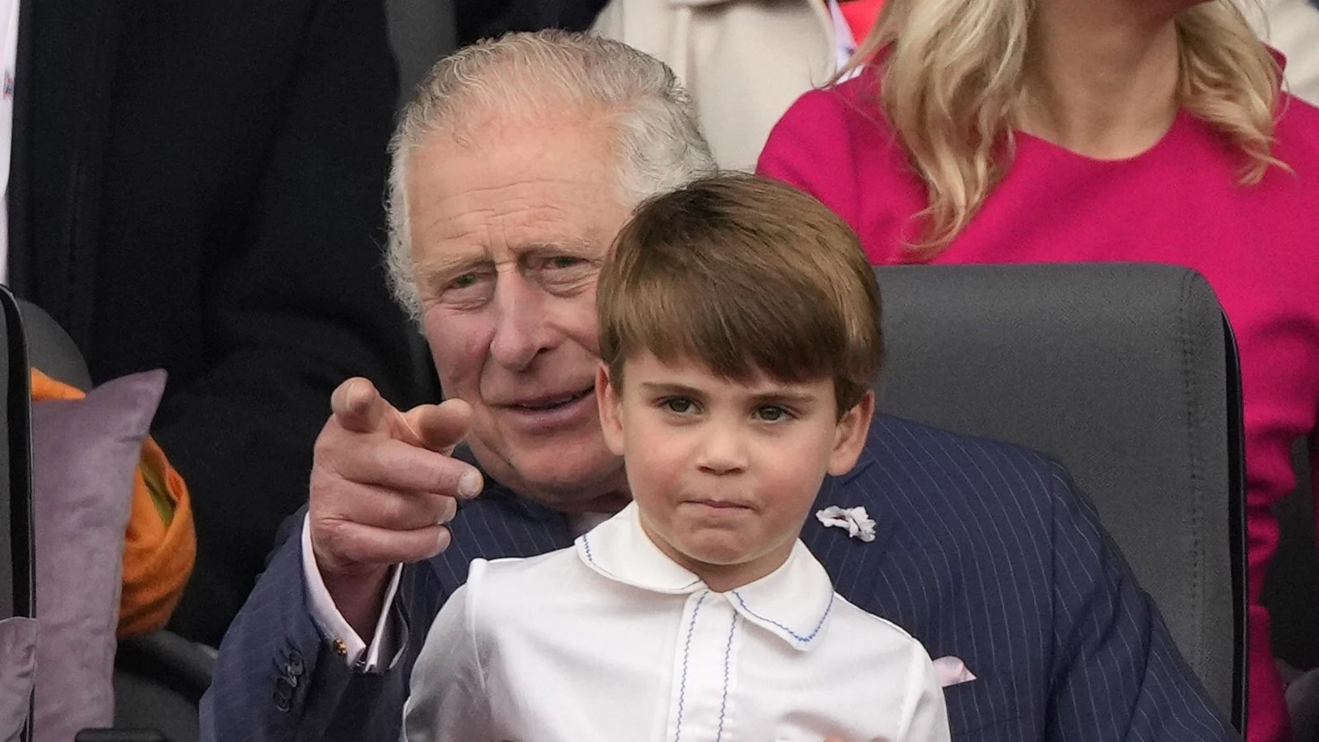 El príncipe Louis, junto a su abuelo, Carlos de Inglaterra