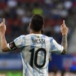 Leo Messi celebra el tercero de los cinco goles que le marcó a Estonia con Argentina