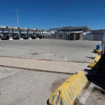 ALGECIRAS (CÁDIZ), 05/06/2022.- Un pasajero espera junto a su vehículo su momento para entrar a la zona de embarque en el puerto de Algeciras (Cádiz) con motivo de la Operación Paso del Estrecho (OPE) entre Marruecos y Europa que ha empezado este domingo, incluyendo de nuevo los puertos españoles, tras su exclusión durante los últimos dos años debido a la pandemia del COVID-19 y la crisis diplomática entre España y Marruecos. EFE/ A.carrasco Ragel
