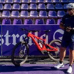 El presidente del Real Valladolid, Ronaldo Nazário, cumple la promesa que hizo si el equipo ascendía a Primera División y recorrerá el Camino de Santiago en bici eléctrica, a lo largo de 4 etapas de unos 50-60 kilómetros cada día, con salida este domingo desde Valladolid y llegada el miércoles a la catedral de Santiago de Compostela