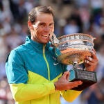 Rafa Nadal muerde la Copa de los Mosqueteros.