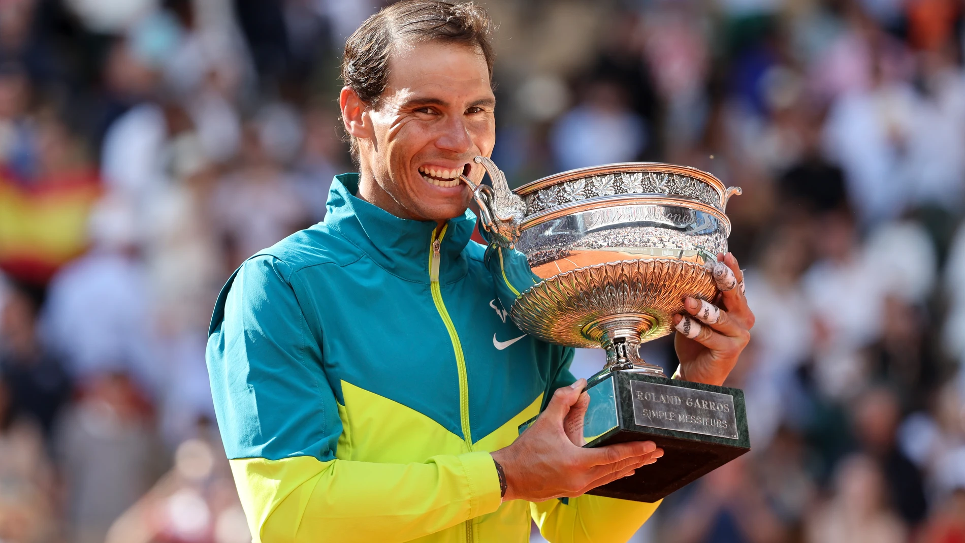 Rafa Nadal muerde la Copa de los Mosqueteros.
