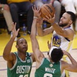 Curry se eleva por encima de Horford y White