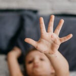 La enfermedad en los bebés se suele manifestar del mismo modo que en adultos, pero preocupa que se puedan dar cuadros de mayor gravedad