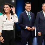 (De izq a dcha) La candidata de Vox, Macarena Olona, el presidente de la Junta de Andalucía y candidato del PP a la reelección, Juanma Moreno, y el candidato socialista, Juan Espadas, durante el primer debate electoral de cara a las elecciones legislativas andaluzas que tiene lugar este lunes en Sevilla. EFE/ José Manuel Vidal